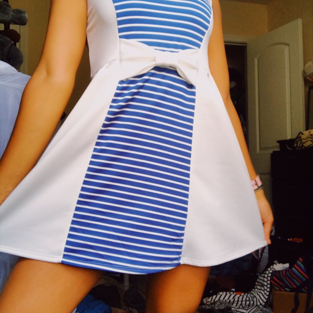 horizontal striped blue and white bow🤍💙sizes 1-3